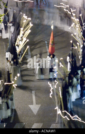 Zeile der Büßer tragen Kerzen während einer Osterprozession, Sevilla, Spanien, 2006 Stockfoto