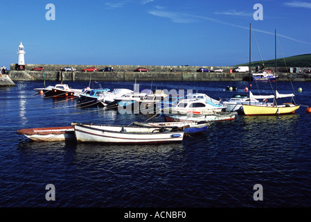 Angeln und Vergnügen Boote vertäut im ruhigen Hafen von Mevagissey Stockfoto