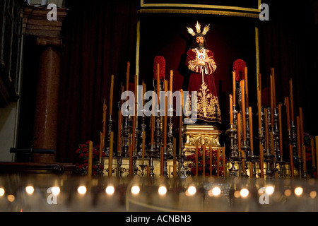 Votiv-Kerzen für Nuestro Padre Jesus Cautivo, Kirche San Ildefonso, Sevilla, Spanien Stockfoto