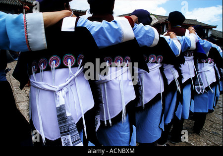 Naxi Frauen in einen traditionellen Tanz, Lijiang, Yunnan, China. Stockfoto