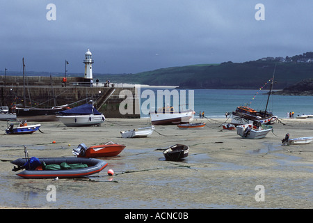 Zeigen Sie an vorbei an der Hafenmauer von St Ives und Leuchtturm mit Blick auf die kornische cooastline Stockfoto