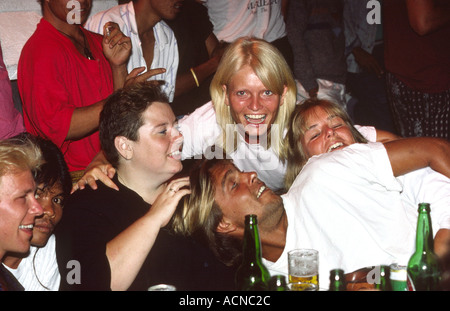 Indonesien-Bali-Kuta-Urlauber in der Bar in der Nacht Stockfoto