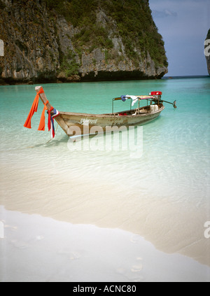 Thailand Insel Phi Phi Leh Boot auf Maya Beach Drehort von The Beach Stockfoto