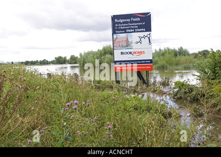 Hohe Rechnung Board Werbung exklusive Entwicklung von neuen Häusern auf überschwemmt Flussaue Newtown Tewkesbury Gloucestershire UK Stockfoto