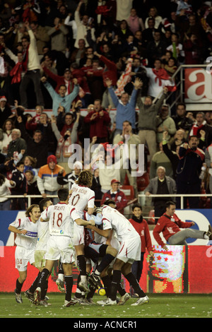 Sevillla FC Spieler und Fans feiern ein Ziel Stockfoto