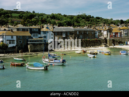 Angelboote/Fischerboote im Hafen von Mousehole Dorf in der Nähe von Penzance in West Cornwall in Großbritannien Stockfoto