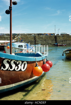 Angelboot/Fischerboot vor Anker im Hafen von Mousehole Dorf in der Nähe von Penzance in West Cornwall in Großbritannien Stockfoto