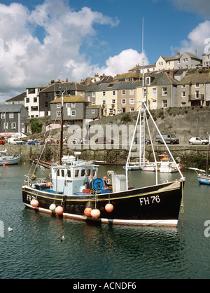 Angelboot/Fischerboot vor Anker im Hafen von Mevagissey in Cornwall in Großbritannien Stockfoto