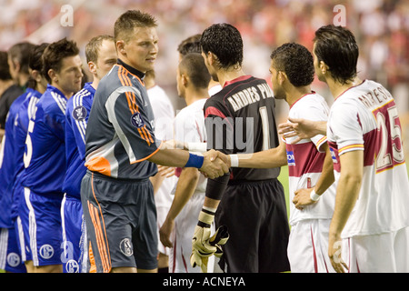 Sevilla FC und FC Schalke 04 Spieler schütteln ihre Hände vor dem Halbfinale UEFA Cup 2006 Stockfoto