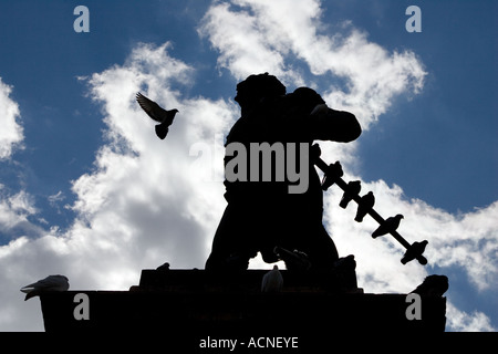 Statue eines militärischer Held und Taube, Sevilla, Spanien Stockfoto