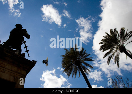 Statue eines militärischer Held und Taube, Sevilla, Spanien Stockfoto