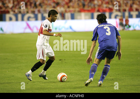 Daniel Alves, Sevilla FC Spieler und Kobiashvili, Schalke 04-Spieler Stockfoto