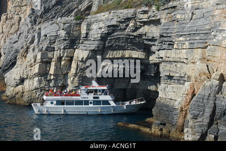 Tourist-Fähre in Byrons Grotte. Portovenere, Ligurien, nördlichen Iatly Europa. Stockfoto