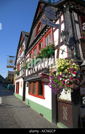 Fachwerkhäusern an der Hauptstraße von Bacharach, einer Stadt an den Ufern des Rheins gelegen. Deutschland Stockfoto