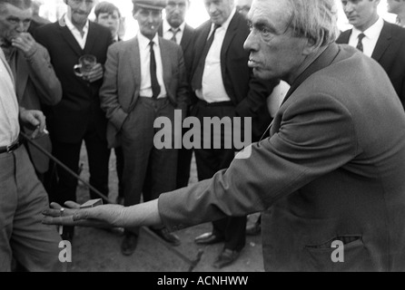 Beim Derby-Pferderennen Epsom Downs Surrey England 1969 drehten sich die Pennies aus einer Streichholzschachtel. HOMER SYKES AUS DEN 1960ER JAHREN Stockfoto