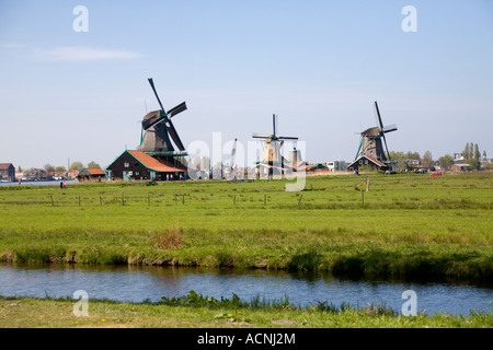 Original arbeiten Windmühlen im Dorf De Zaanse Schans in der Nähe von Amsterdam in den Niederlanden, Europa Stockfoto