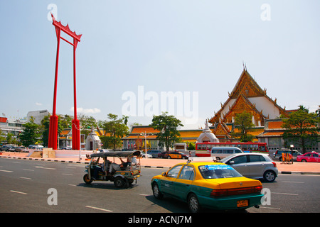 Wat Suthat (Giant Swing) im Hintergrund, Bangkok, Thailand Stockfoto