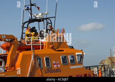 Hautnah auf einer RNLI-Rettungsboot verlassen für einen Notfall von Yarmouth Harbour auf der Isle Of Wight. Stockfoto