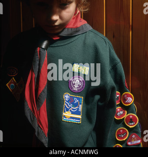 Pfadfinder mit seiner Auswahl an Abzeichen für Aktivitäten am 11. North Leeds-Truppe in Leeds West Yorkshire UK Stockfoto