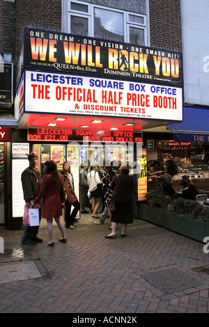 Menschen Warteschlangen außerhalb Leicester Square Rabatt Kassenhäuschen in den frühen Abend London England uk Stockfoto