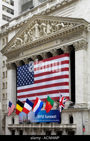 Westeuropäische und amerikanische Flaggen an der NYSE New York USA Stockfoto