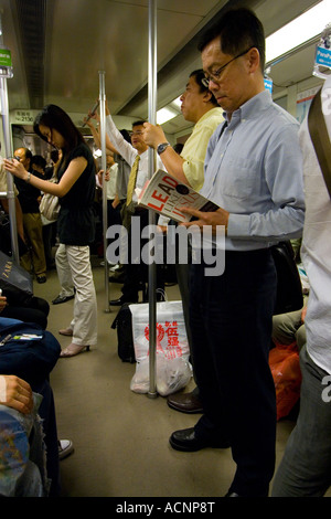 Mann liest Blei wie Jesus auf Shanghai Metro Rapid Transit U-Bahn System Shanghai China Stockfoto