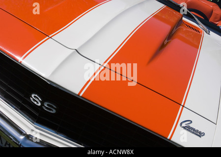 Orange und weiß gestreifte Kapuze von 1969 Chevrolet Camaro SS Oldtimer mit Fahrer Sitz Lenkrad und Scheibenwischer Stockfoto