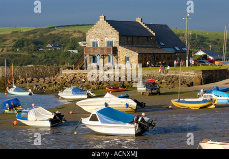 Boote vertäut am Parrog Newport Pembrokeshire West Wales UK im frühen Abendlicht Stockfoto