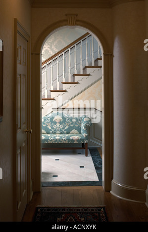 Tür Bogen führt zu Salon Sitzecke in der Nähe von Treppen, Philadelphia USA Stockfoto