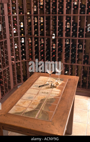 Weinkeller mit Flaschen Wein bei der Lagerung Stockfoto