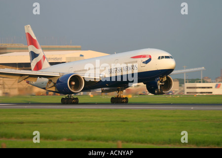 British Airways Boeing 777-236 aufsetzen am London Heathrow Airport England UK Stockfoto