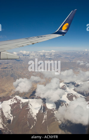 Indien Himalaya Flug von Leh nach Delhi Blick auf schneebedeckte Berge Tops und leichte Wolken mit Flügel im frgd Stockfoto