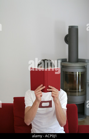 Lesung am Kamin - Lesen bin Kamin Stockfoto