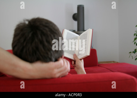 Lesung am Kamin - Lesen bin Kamin Stockfoto