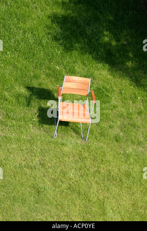 Gartenstuhl - Holzstuhl Auf Rasen Stockfoto