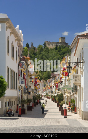 Portugal, Ribatejo, Tomar, Straße mit dem Convento do Cristo im Hintergrund Stockfoto
