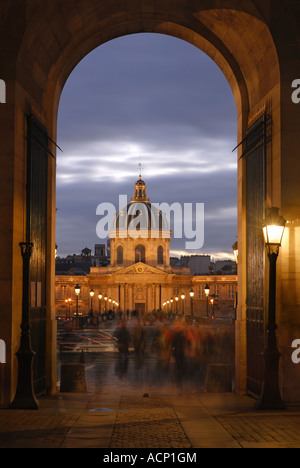 Des Institut Français und le Pont des Arts aus die Cour Carrée betrachtet, in der Abenddämmerung, Paris, Frankreich Stockfoto