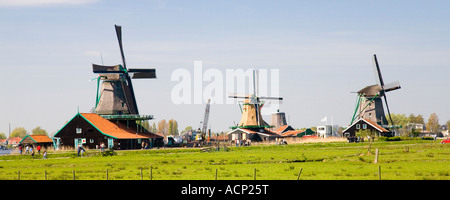 Windmühle in Holland; Original arbeiten Windmühlen im Dorf De Zaanse Schans in der Nähe von Amsterdam in den Niederlanden, Europa Stockfoto