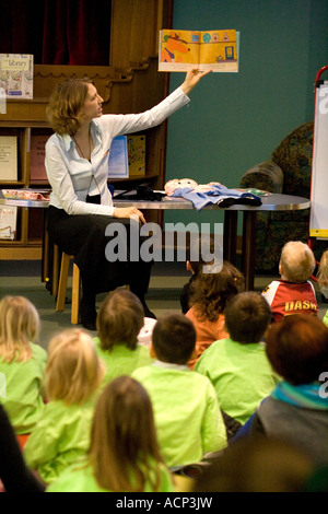 Bibliothekar lesen Geschichte zu besuchen Kinder 4 Jahre. James J. Hill Reference Library "St. Paul" Minnesota USA Stockfoto