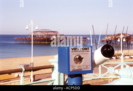 Zahlen Sie Ansicht-Teleskop auf verlassenen Brighton West Pier Brighton England zeigen Stockfoto
