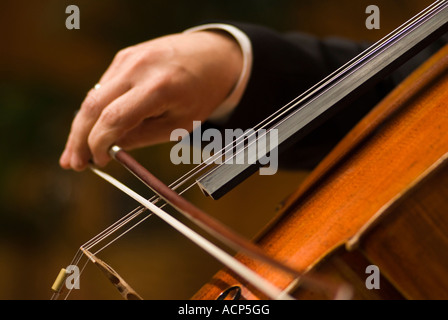 Nahaufnahme der Musiker Hand Cellospiel Kaul Auditorium Portland Oregon Stockfoto