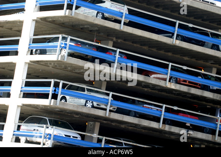 Parkhaus parken Fahrzeuge Autos Fahrzeug Stockfoto
