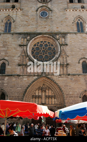 Französischen Markt in der Stadt Cahors in der Lot, Südwest-Frankreich auf dem Platz neben Cathédrale Saint-Étienne Stockfoto