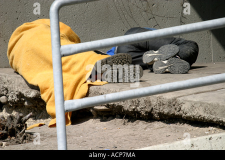Straße-Menschen, die unter einer Brücke schlafen Stockfoto
