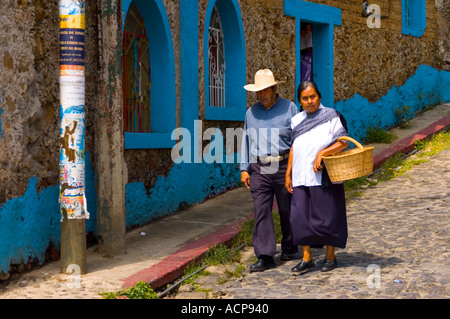 Altes Ehepaar Tracht zu Fuß auf den Straßen von Puebla. Mexiko Stockfoto