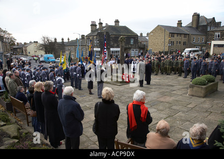 Menschenmenge (Männer, Frauen, Mitglieder uniformierten Organisationen) durch Kreuz versammelt - Gedenktag Kranzniederlegung, Guiseley, West Yorkshire, England Großbritannien Stockfoto