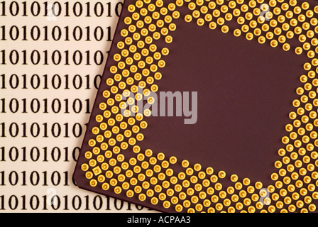 Computer CPU mit einem Hintergrund von binären Ziffern Stockfoto
