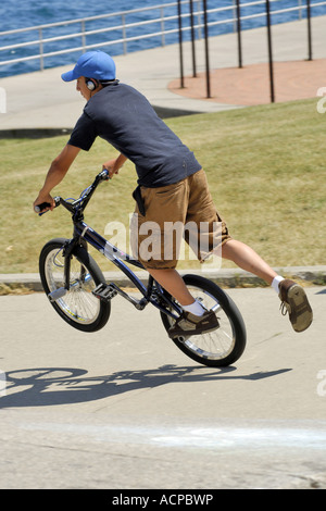 Teenager tun Stunts auf seinem bmx-Fahrrad Stockfoto