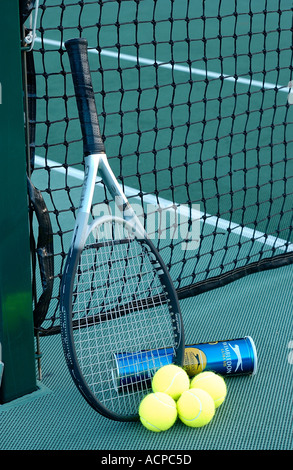 Tennisschläger Hofbällen und net Stockfoto