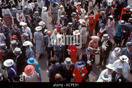 Viele Menschen bei Royal Ascot Pferderennen, die an einem Tag frei von der Arbeit Rennen gehen. Berkshire England 1985 1980er Jahre Großbritannien HOMER SYKES Stockfoto